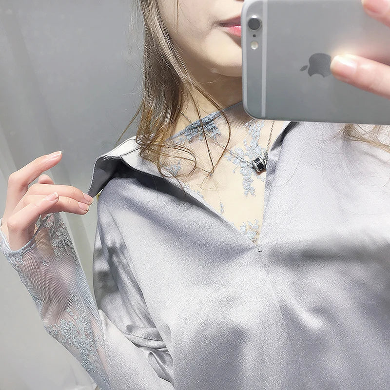 Blusa feminina de renda com camiseta de fundo, primavera e outono, manga longa, malha colheita. Topo estilo estrangeiro, sexy, com detalhes ocos e gola alta.