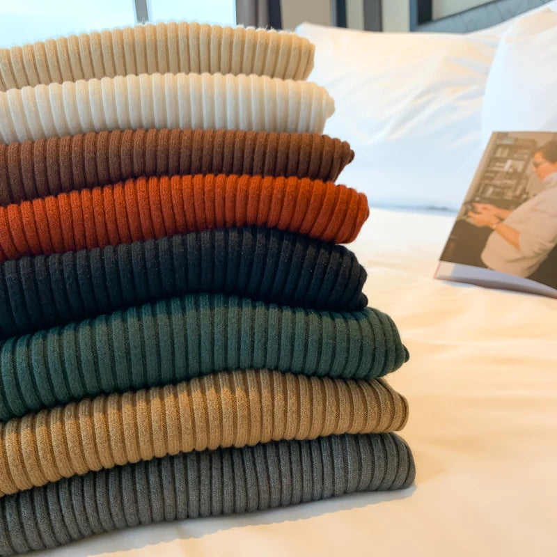 Blusa feminina de malha com manga longa e gola alta, ideal para o inverno. Pulôver fino, perfeito para compor looks modernos.