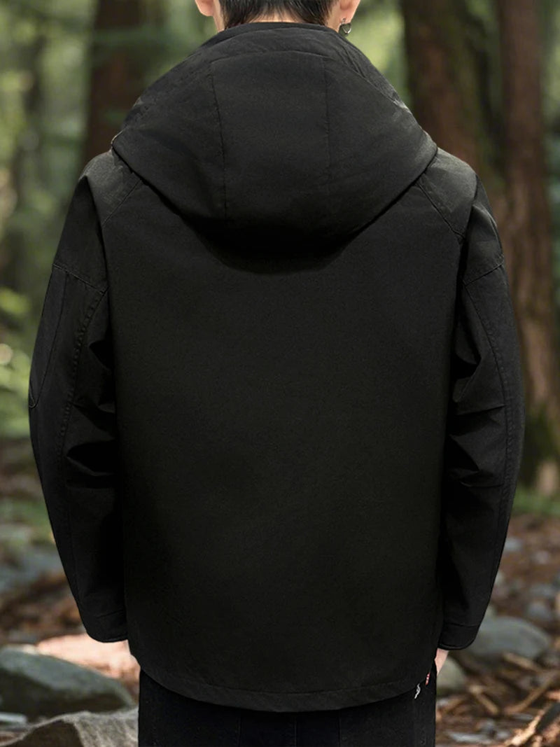 Jaqueta impermeável masculina para atividades ao ar livre, tipo softshell, com zíper e capuz. Ideal para caminhadas e acampamentos, é leve e perfeita para a primavera e outono.