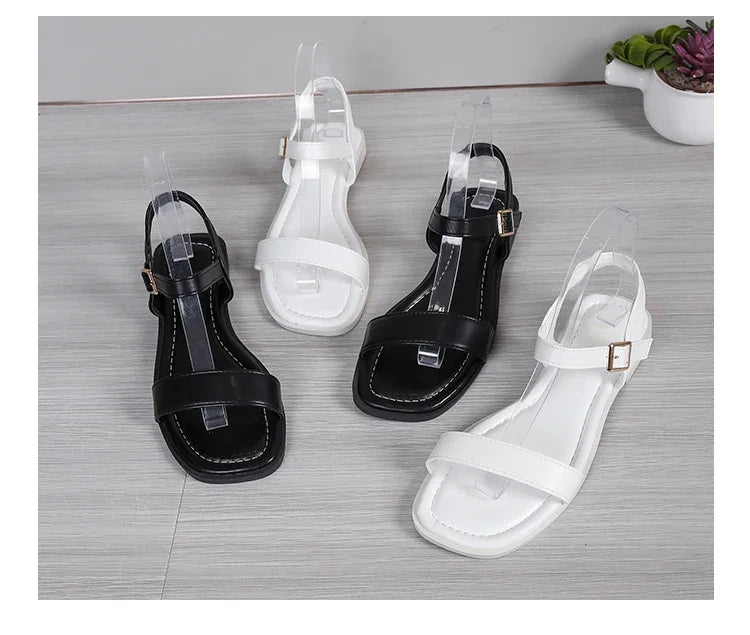 Sandálias de Fivela com Dedo do Pé Aberto. Ideal para o Verão, com Saltos Grossos e Tamanhos Grandes. Perfeitas para a Praia e para Uso Casual, Disponíveis na Cor Branca.