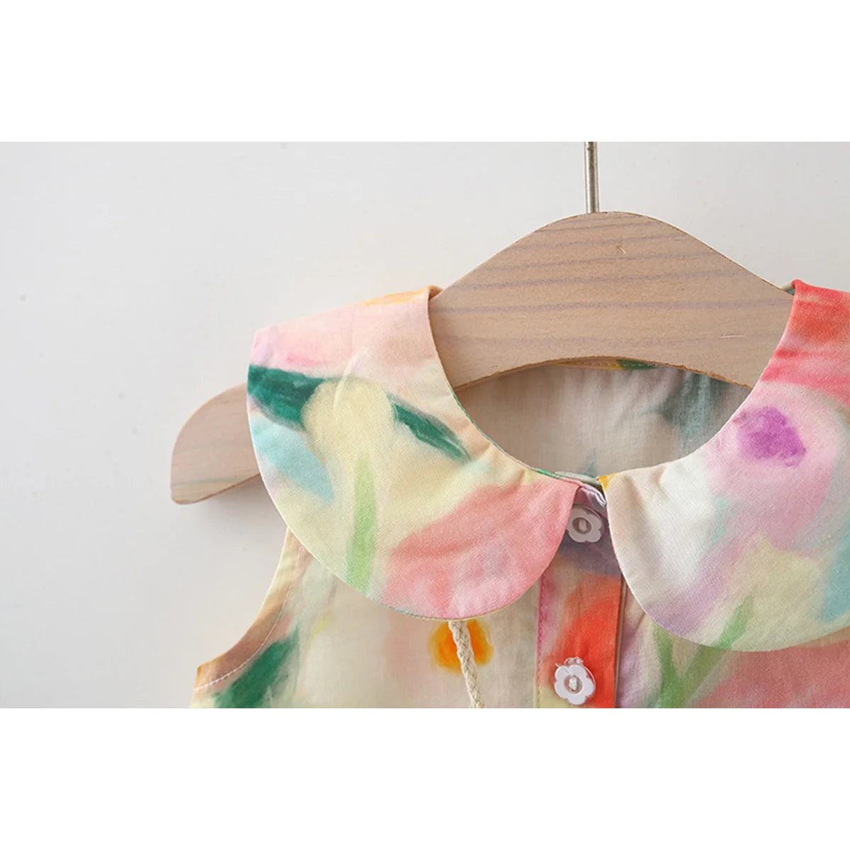 Apresentamos um lindo conjunto de verão para meninas: um vestido de algodão sem mangas com gola de boneca e uma bolsa crossbody combinando, ambas com flores grandes e doces. Perfeito para dias ensolarados!