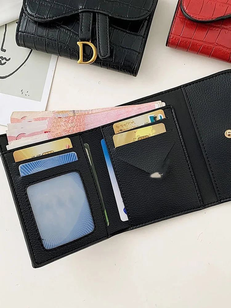 Nova Carteira Pequena Feminina 2023! Edição Coreana com Relevo de Crocodilo Design Exclusivo em Forma de D com Fivela Zero!