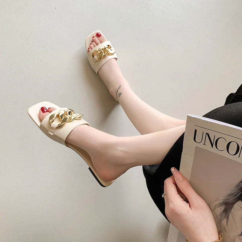 2024: Nova Moda Feminina - Chinelos de Dedo com Ponta Quadrada, Chinelos Planos, Sandálias de Praia, Flip Flops com Decoração de Metal, Sapatos Casuais.