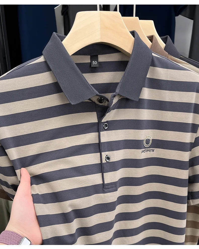 Camiseta masculina de manga curta, listrada e de alta qualidade, perfeita para o verão de 2025. Com bordado da letra "B" da marca de luxo, esta peça é ideal para um look casual e elegante.