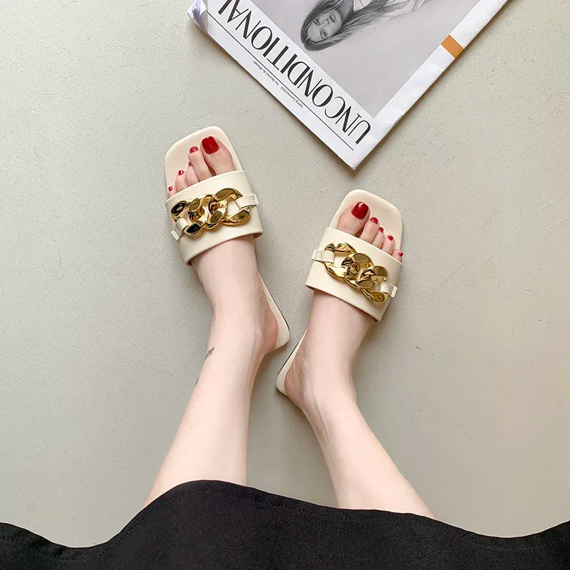 2024: Nova Moda Feminina - Chinelos de Dedo com Ponta Quadrada, Chinelos Planos, Sandálias de Praia, Flip Flops com Decoração de Metal, Sapatos Casuais.