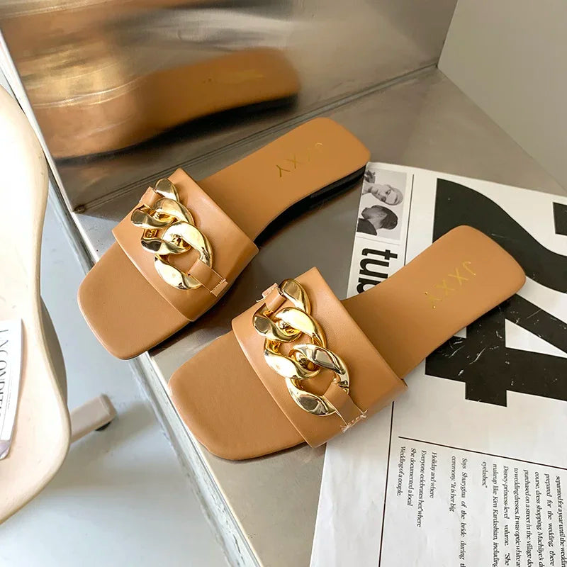 2024: Nova Moda Feminina - Chinelos de Dedo com Ponta Quadrada, Chinelos Planos, Sandálias de Praia, Flip Flops com Decoração de Metal, Sapatos Casuais.