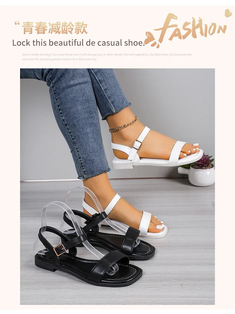 Sandálias de Fivela com Dedo do Pé Aberto. Ideal para o Verão, com Saltos Grossos e Tamanhos Grandes. Perfeitas para a Praia e para Uso Casual, Disponíveis na Cor Branca.