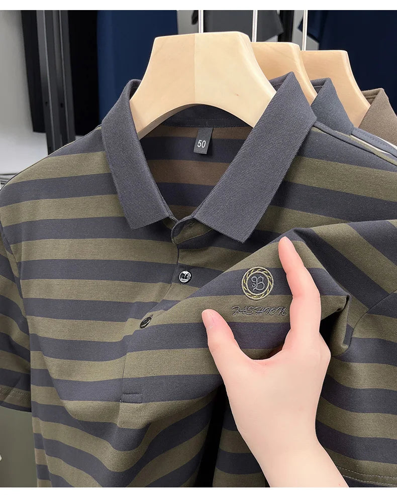 Camiseta masculina de manga curta, listrada e de alta qualidade, perfeita para o verão de 2025. Com bordado da letra "B" da marca de luxo, esta peça é ideal para um look casual e elegante.