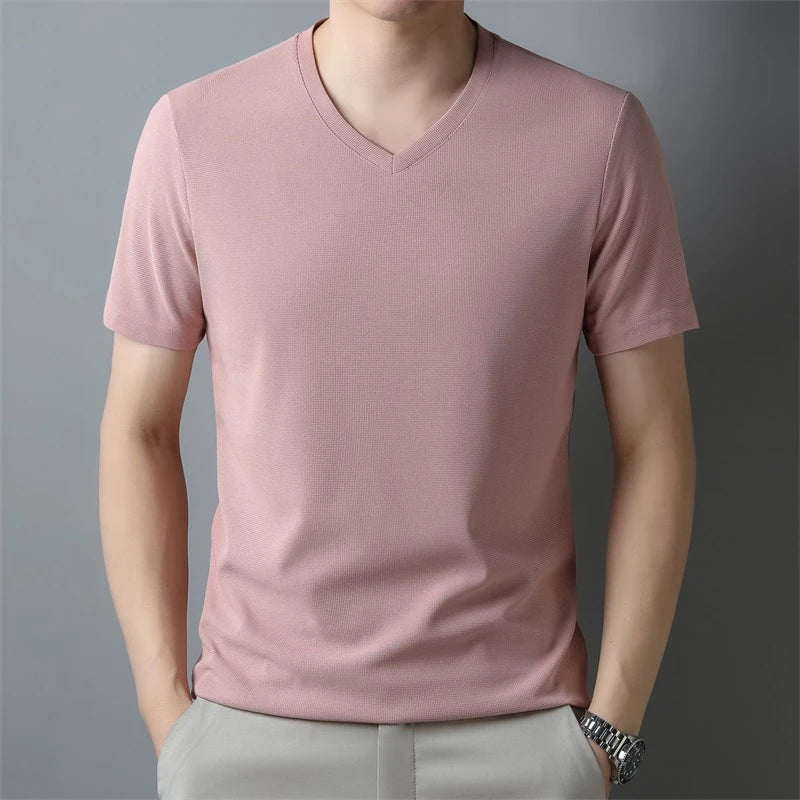 Camiseta masculina de manga curta com decote em V, estilo waffle. Ideal para o verão, é confortável e respirável, disponível em cores sólidas e na moda. Perfeita para compor looks casuais!