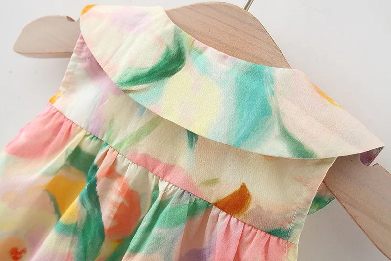 Apresentamos um lindo conjunto de verão para meninas: um vestido de algodão sem mangas com gola de boneca e uma bolsa crossbody combinando, ambas com flores grandes e doces. Perfeito para dias ensolarados!