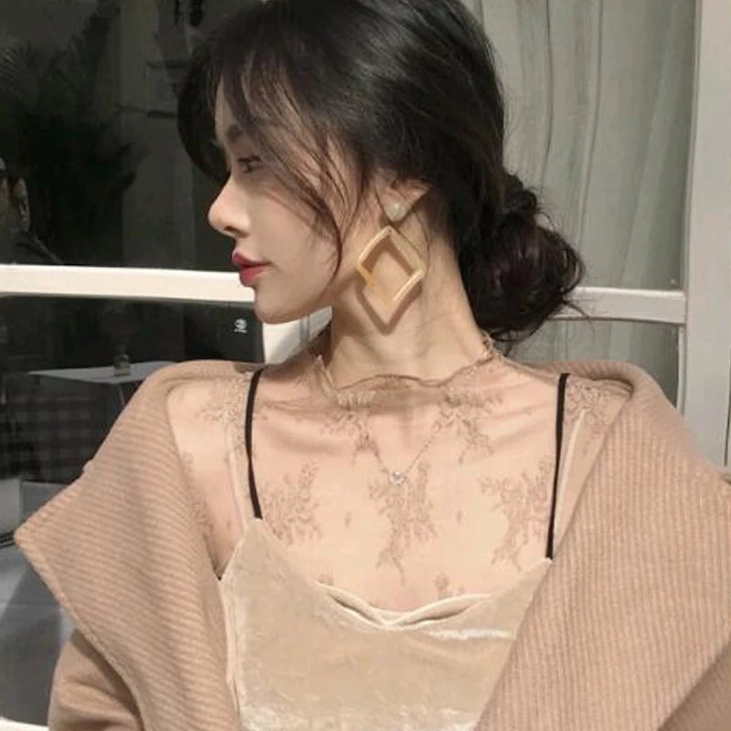 Blusa Feminina Elegante e Sexy, T-shirt de malha feminina com manga longa, detalhe em renda e efeito transparente.
