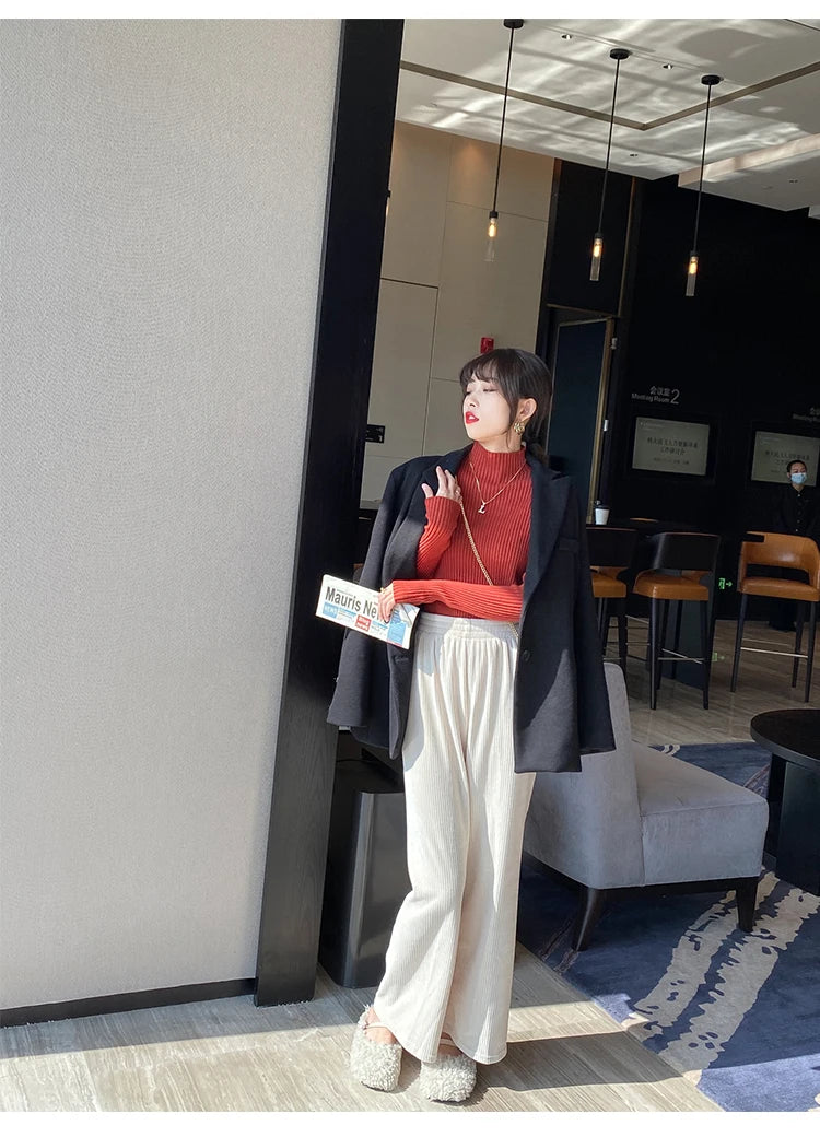 Blusa feminina de malha com manga longa e gola alta, ideal para o inverno. Pulôver fino, perfeito para compor looks modernos.