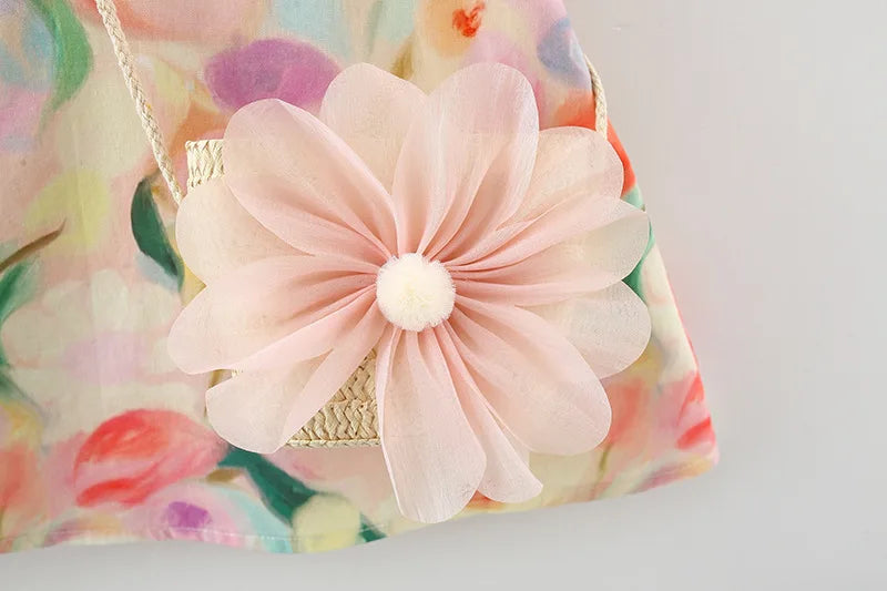 Apresentamos um lindo conjunto de verão para meninas: um vestido de algodão sem mangas com gola de boneca e uma bolsa crossbody combinando, ambas com flores grandes e doces. Perfeito para dias ensolarados!