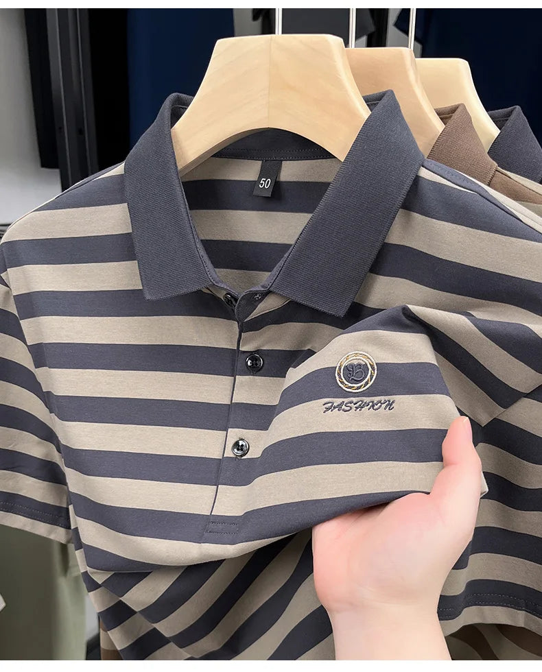 Camiseta masculina de manga curta, listrada e de alta qualidade, perfeita para o verão de 2025. Com bordado da letra "B" da marca de luxo, esta peça é ideal para um look casual e elegante.