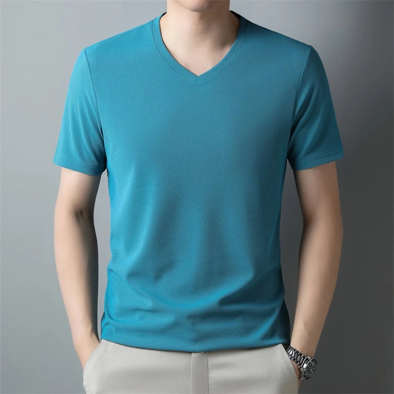 Camiseta masculina de manga curta com decote em V, estilo waffle. Ideal para o verão, é confortável e respirável, disponível em cores sólidas e na moda. Perfeita para compor looks casuais!