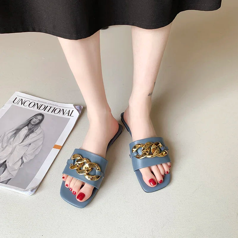 2024: Nova Moda Feminina - Chinelos de Dedo com Ponta Quadrada, Chinelos Planos, Sandálias de Praia, Flip Flops com Decoração de Metal, Sapatos Casuais.