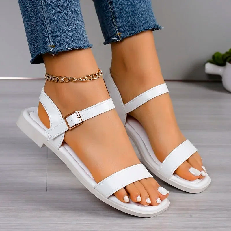 Sandálias de Fivela com Dedo do Pé Aberto. Ideal para o Verão, com Saltos Grossos e Tamanhos Grandes. Perfeitas para a Praia e para Uso Casual, Disponíveis na Cor Branca.