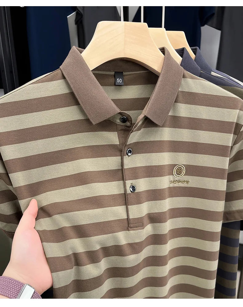 Camiseta masculina de manga curta, listrada e de alta qualidade, perfeita para o verão de 2025. Com bordado da letra "B" da marca de luxo, esta peça é ideal para um look casual e elegante.