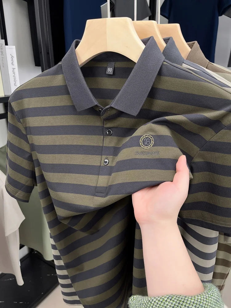 Camiseta masculina de manga curta, listrada e de alta qualidade, perfeita para o verão de 2025. Com bordado da letra "B" da marca de luxo, esta peça é ideal para um look casual e elegante.