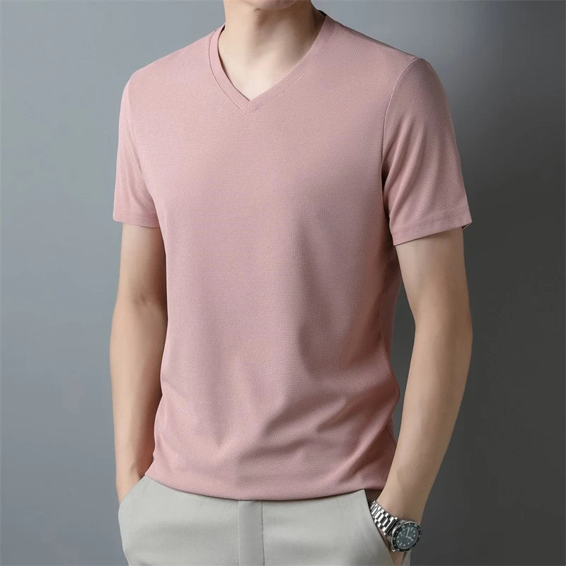 Camiseta masculina de manga curta com decote em V, estilo waffle. Ideal para o verão, é confortável e respirável, disponível em cores sólidas e na moda. Perfeita para compor looks casuais!