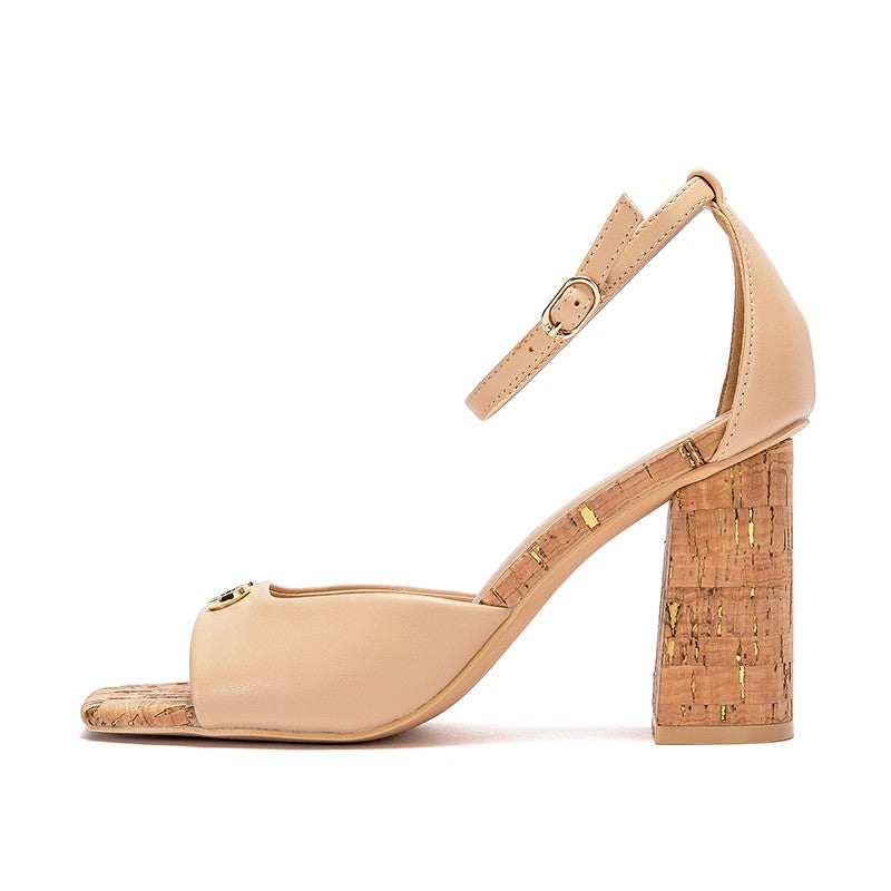 Salto alto feminino com flor metálica – elegância e luxo para festas inesquecíveis!