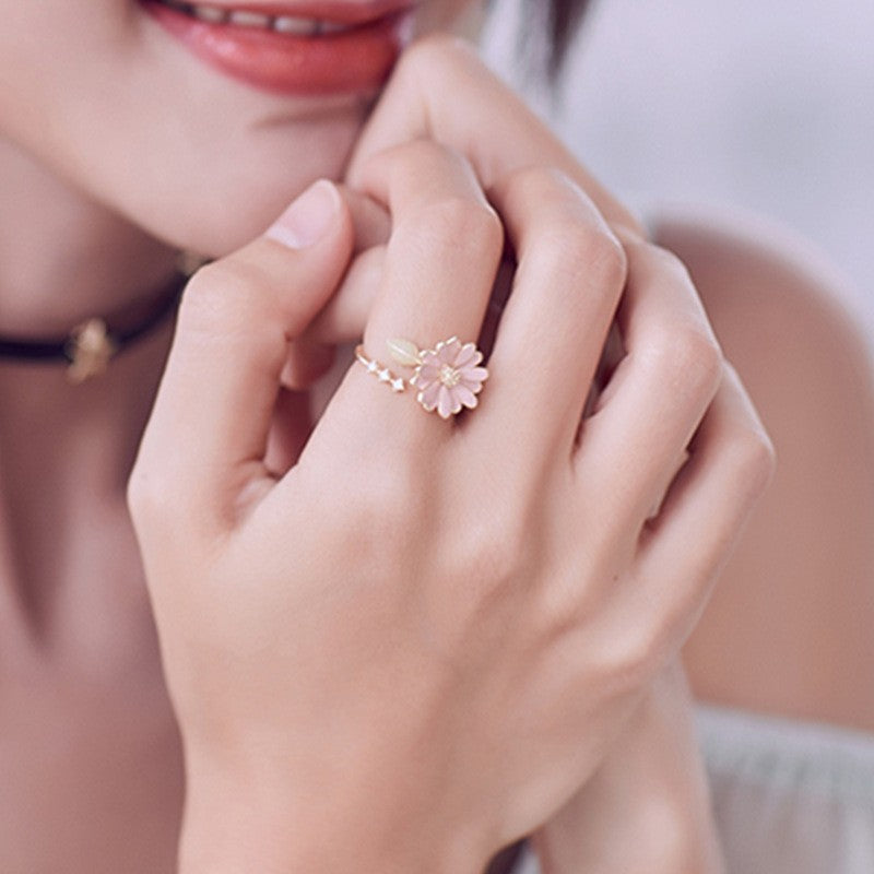 Anel ajustável feminino com design de flor margarida luxuosa, folha detalhada, em cobre com banho dourado, ideal para uso diário, festas e presente especial.