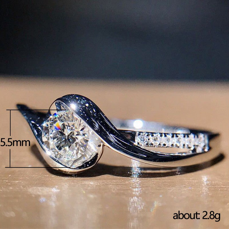 Anel de promessa elegante em prata 925 banhada, solitário com zircão cercado por detalhes de liga de seda, perfeito para noivado e casamento.