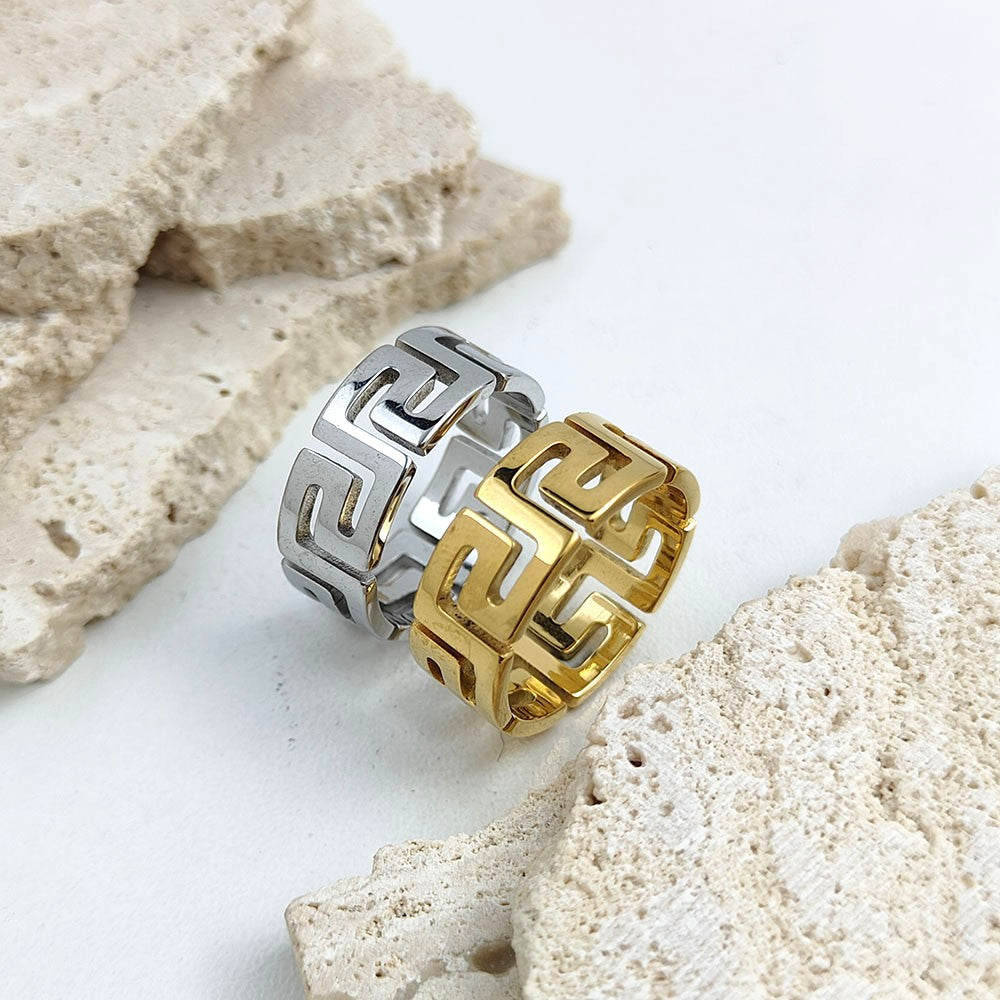 Anéis em aço inoxidável banhados a ouro, elegantes e duráveis. Modelos masculino e feminino, ideais para festas e casamentos.