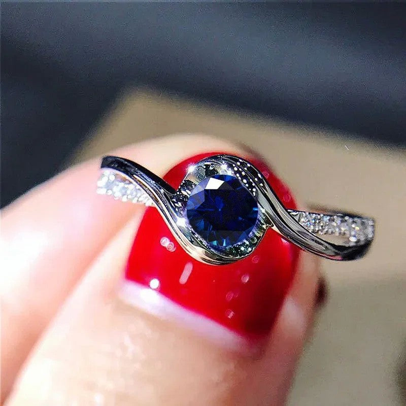 Anel de promessa elegante em prata 925 banhada, solitário com zircão cercado por detalhes de liga de seda, perfeito para noivado e casamento.