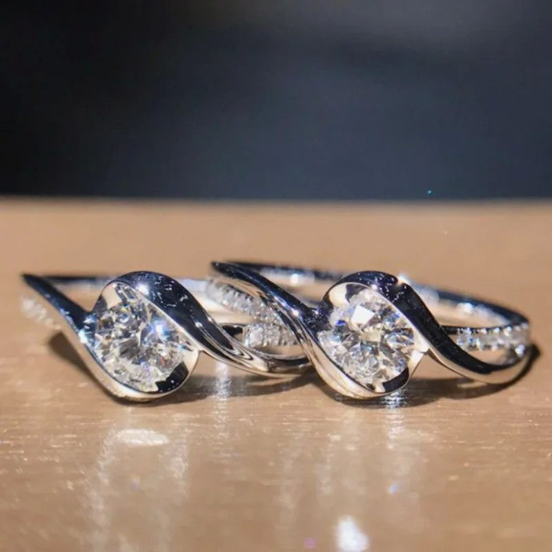 Anel de promessa elegante em prata 925 banhada, solitário com zircão cercado por detalhes de liga de seda, perfeito para noivado e casamento.