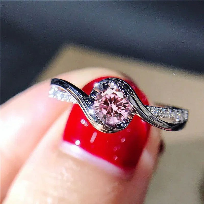 Anel de promessa elegante em prata 925 banhada, solitário com zircão cercado por detalhes de liga de seda, perfeito para noivado e casamento.
