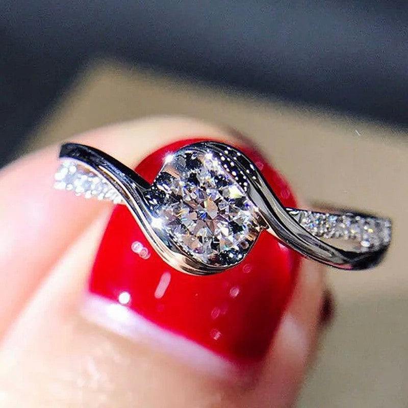 Anel de promessa elegante em prata 925 banhada, solitário com zircão cercado por detalhes de liga de seda, perfeito para noivado e casamento.
