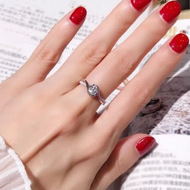 Anel de promessa elegante em prata 925 banhada, solitário com zircão cercado por detalhes de liga de seda, perfeito para noivado e casamento.