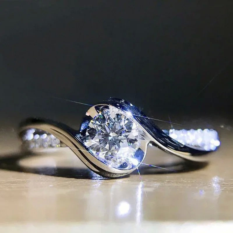 Anel de promessa elegante em prata 925 banhada, solitário com zircão cercado por detalhes de liga de seda, perfeito para noivado e casamento.