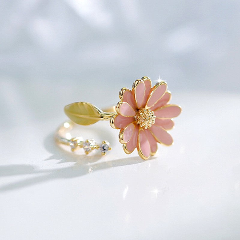 Anel ajustável feminino com design de flor margarida luxuosa, folha detalhada, em cobre com banho dourado, ideal para uso diário, festas e presente especial.