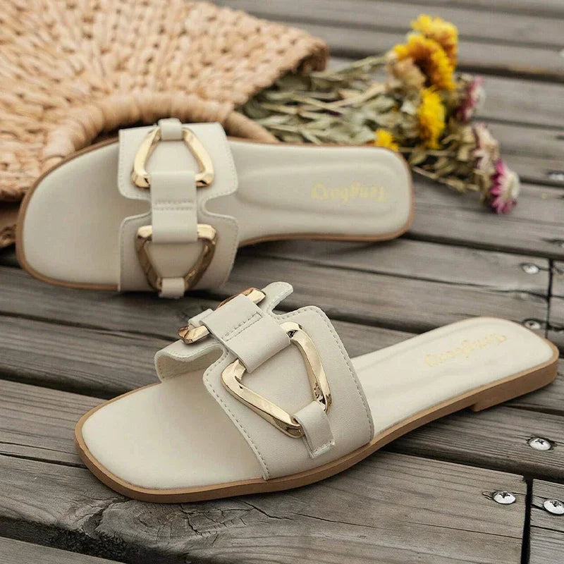 Sandálias Planas Femininas com Decoração de Metal Única: Moda Sexy, Dedo do Pé Aberto, Slides Luxuosos para Atividades ao Ar Livre, Escritório e Festas.