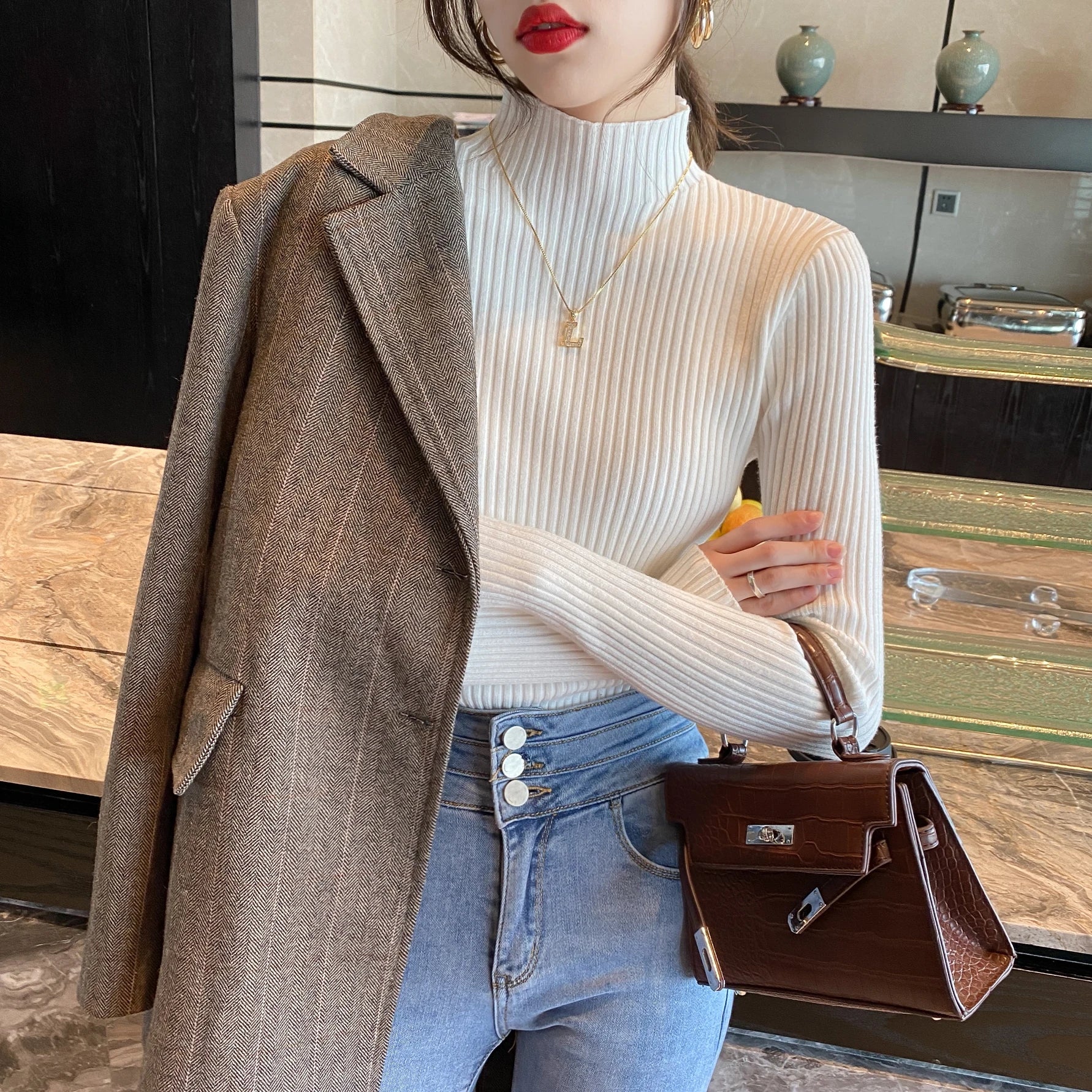 Blusa feminina de malha com manga longa e gola alta, ideal para o inverno. Pulôver fino, perfeito para compor looks modernos.