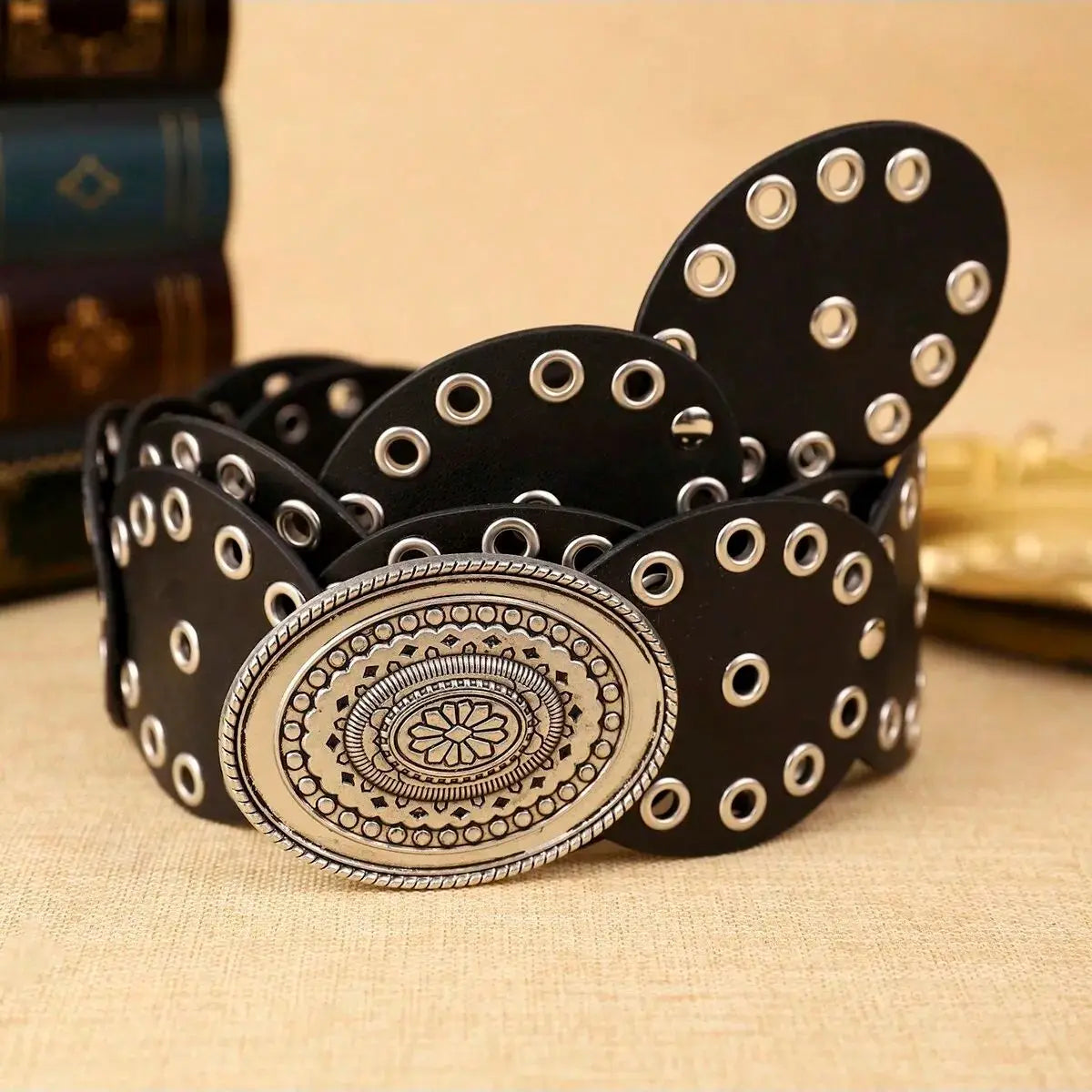 Cinto Feminino Preto Redondo Material: PU Estilo: Boêmio com Detalhes em Flor e Grama Fivela: Cabeça Ideal para: Compras, Festa, e Ocasiões Especiais