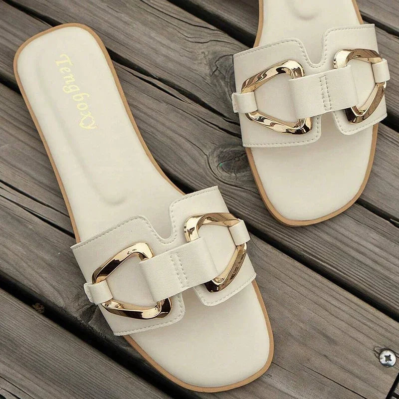 Sandálias Planas Femininas com Decoração de Metal Única: Moda Sexy, Dedo do Pé Aberto, Slides Luxuosos para Atividades ao Ar Livre, Escritório e Festas.