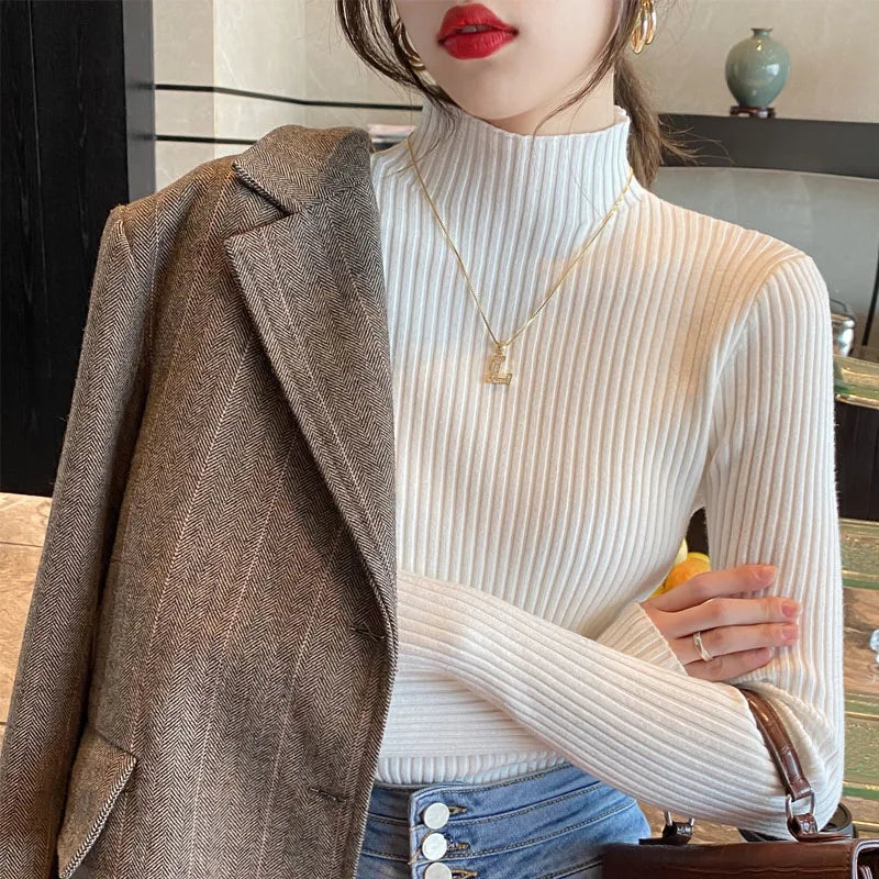 Blusa feminina de malha com manga longa e gola alta, ideal para o inverno. Pulôver fino, perfeito para compor looks modernos.