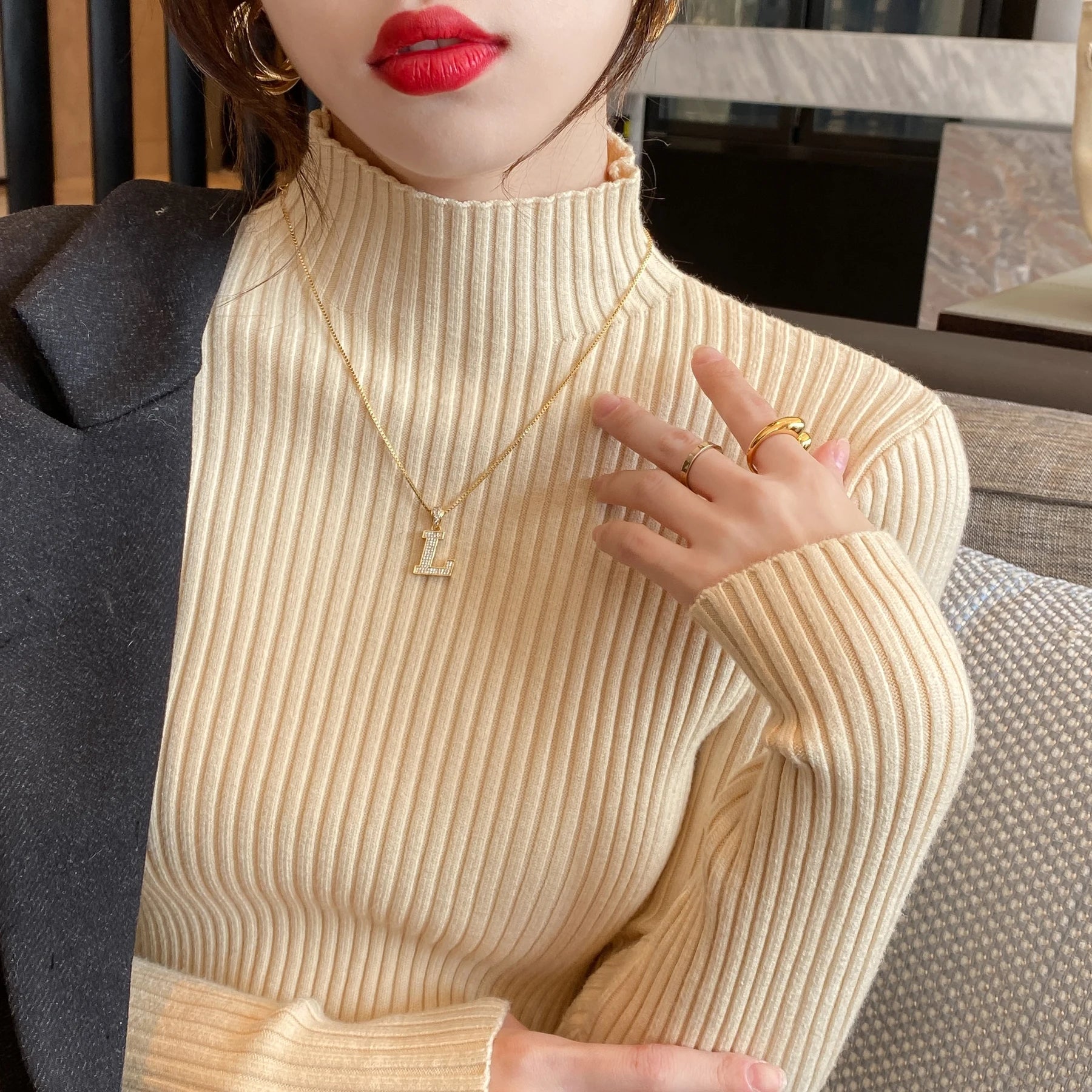 Blusa feminina de malha com manga longa e gola alta, ideal para o inverno. Pulôver fino, perfeito para compor looks modernos.