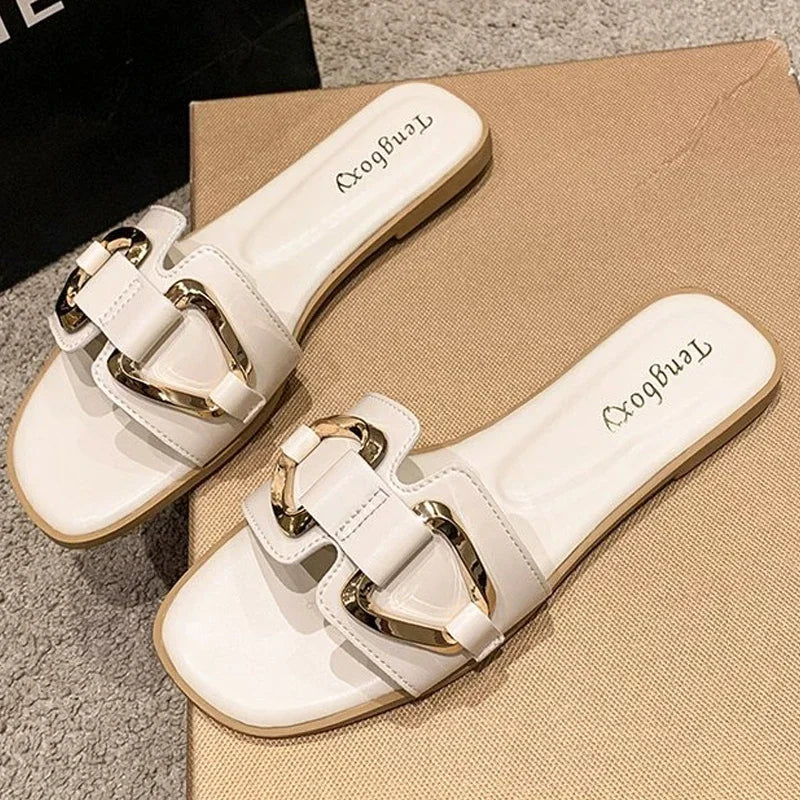 Sandálias Planas Femininas com Decoração de Metal Única: Moda Sexy, Dedo do Pé Aberto, Slides Luxuosos para Atividades ao Ar Livre, Escritório e Festas.