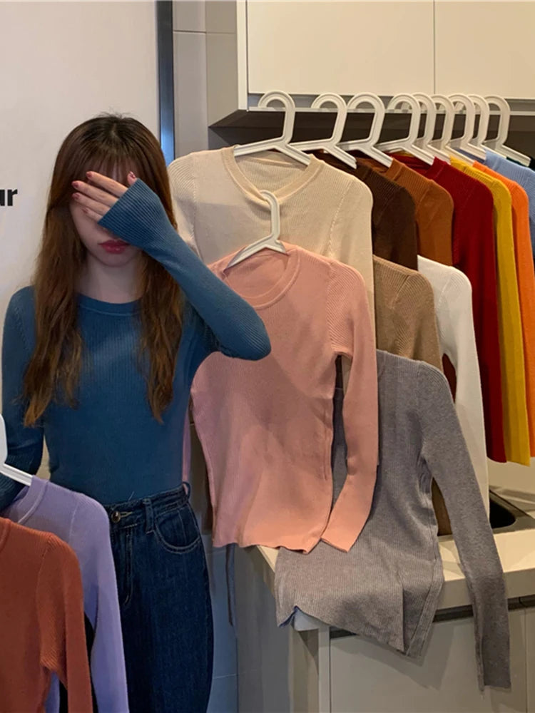 Nova blusa feminina 2025 para outono e inverno, manga longa, pulôver básico com pescoço elástico e estilo sólido em malha jumper.