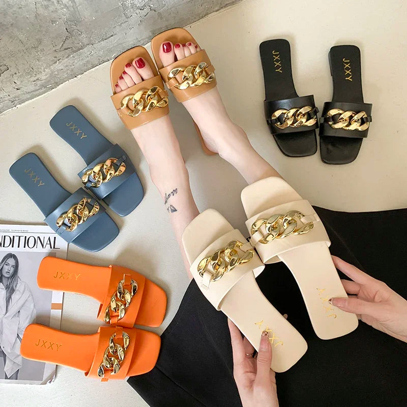 2024: Nova Moda Feminina - Chinelos de Dedo com Ponta Quadrada, Chinelos Planos, Sandálias de Praia, Flip Flops com Decoração de Metal, Sapatos Casuais.