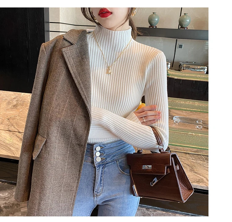 Blusa feminina de malha com manga longa e gola alta, ideal para o inverno. Pulôver fino, perfeito para compor looks modernos.