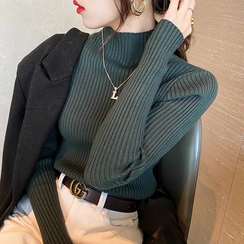 Blusa feminina de malha com manga longa e gola alta, ideal para o inverno. Pulôver fino, perfeito para compor looks modernos.