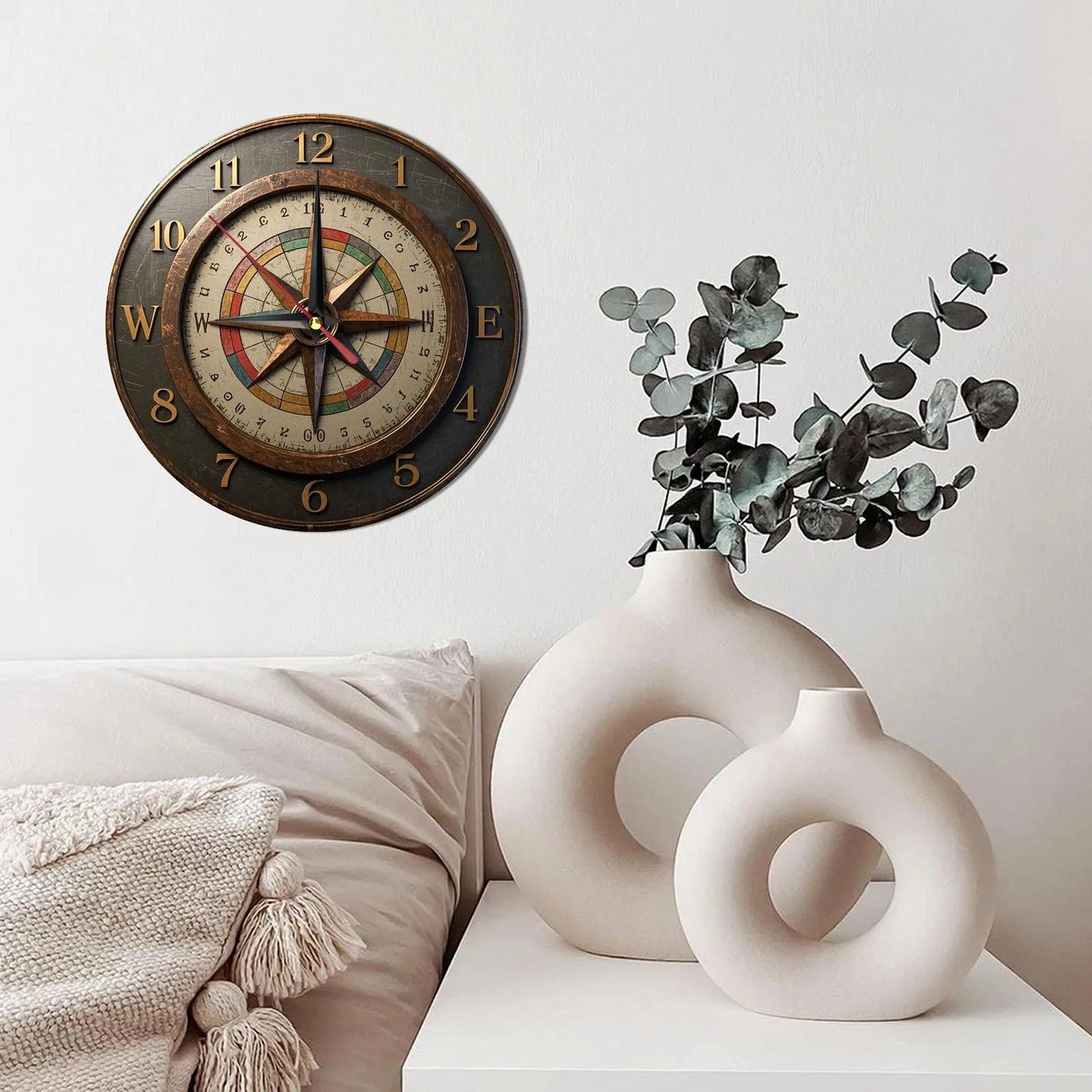 Relógio com design de bússola em parede rústica de madeira. Ideal para a decoração de casas e escritórios. Funciona com baterias AA.