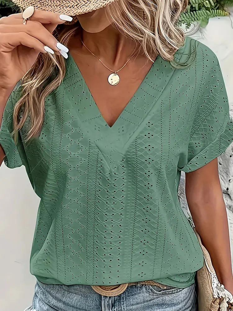 Camiseta Casual Feminina Plus Size: Confortável, solta, com ajuste em torno do pescoço e mangas curtas, perfeita para o dia a dia!