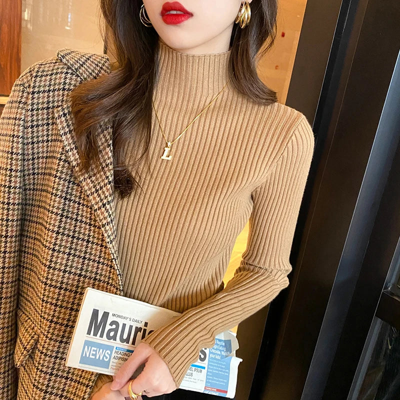 Blusa feminina de malha com manga longa e gola alta, ideal para o inverno. Pulôver fino, perfeito para compor looks modernos.