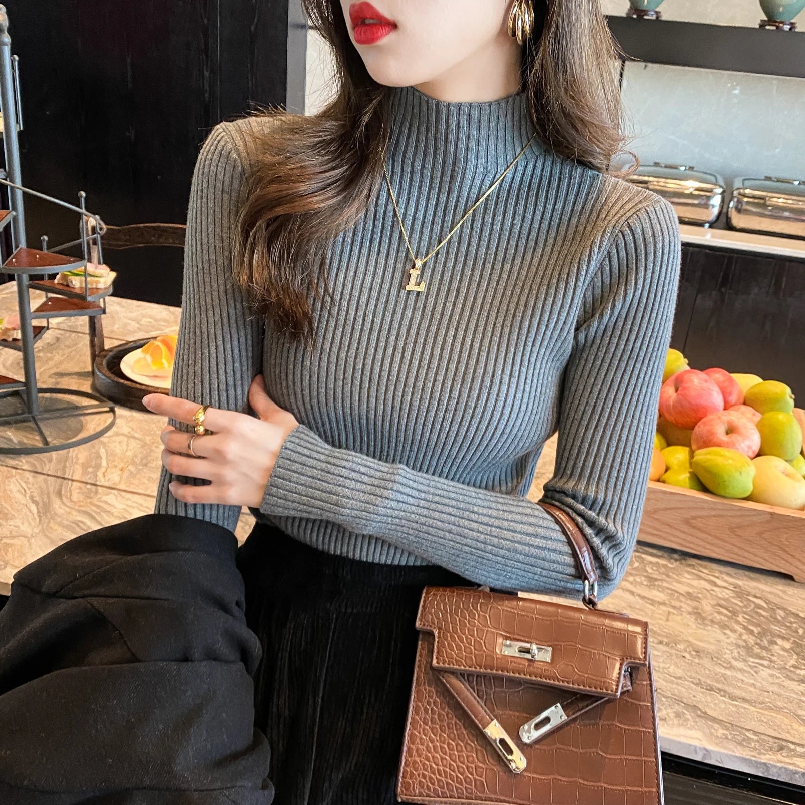 Blusa feminina de malha com manga longa e gola alta, ideal para o inverno. Pulôver fino, perfeito para compor looks modernos.